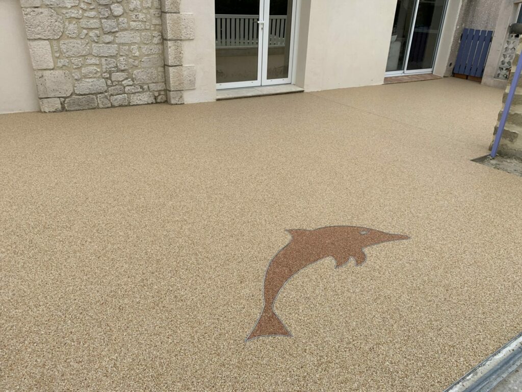 Motif décoratif incrusté dans le granulat de marbre — personnalisation Stucopierre