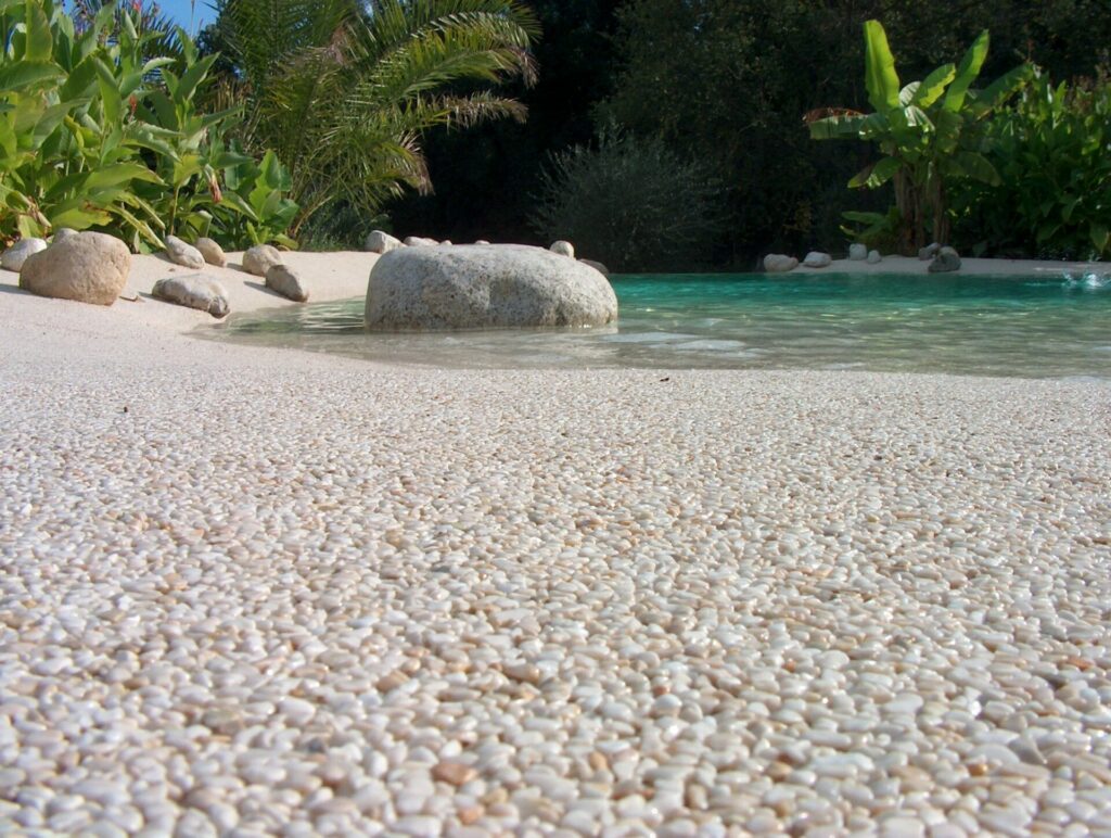 Plage de piscine en granulat de marbre réalisée par Stucopierre